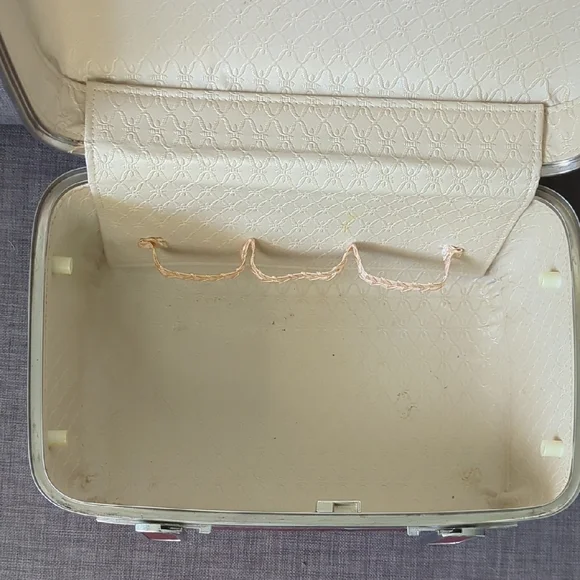 Vintage Burgundy Travel Case American Tourister With Working Lock - Picture 10 of 11